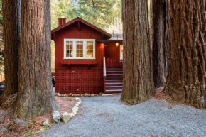 Redwood Retreat! Redwoods! Walk to River!! Hot Tub!! BBQ! Central Air!!